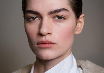 Cejas de moda para 2026: efecto despeinado y muy natural